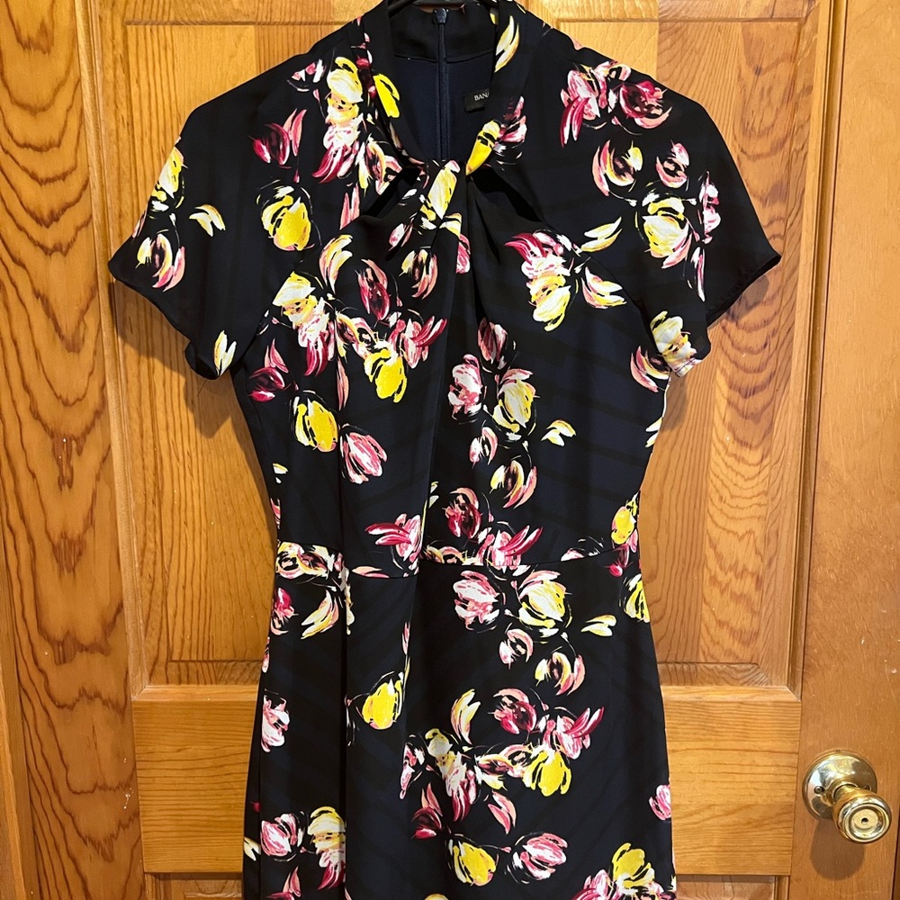 Banana republic dress. Great for work. Fun detail at the neck. Size 4P